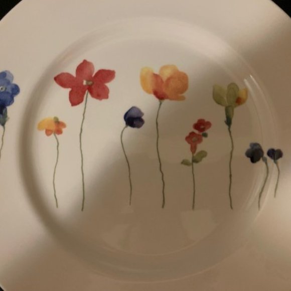 Royal Stafford (England) SCATTERED FLOWERS Dinner Plates, Set of Four (EUC) - Picture 3 of 5